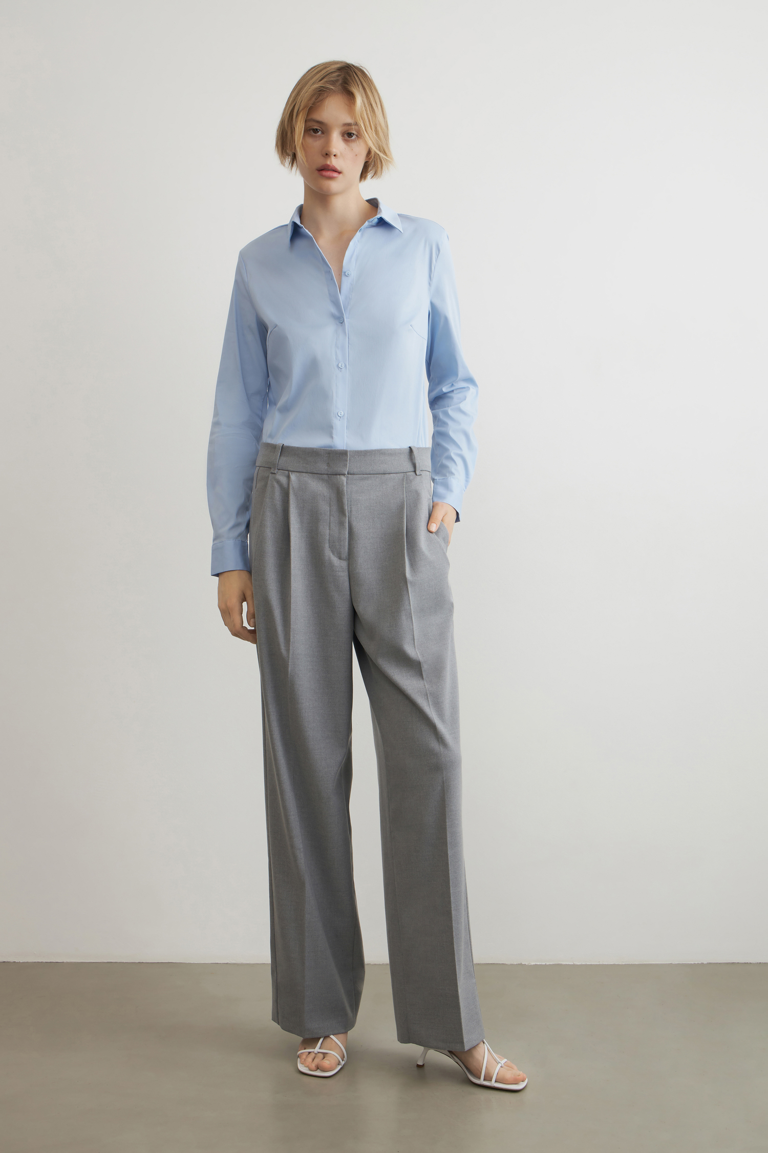 Широкие брюки с защипами серый меланж цвет - LIME